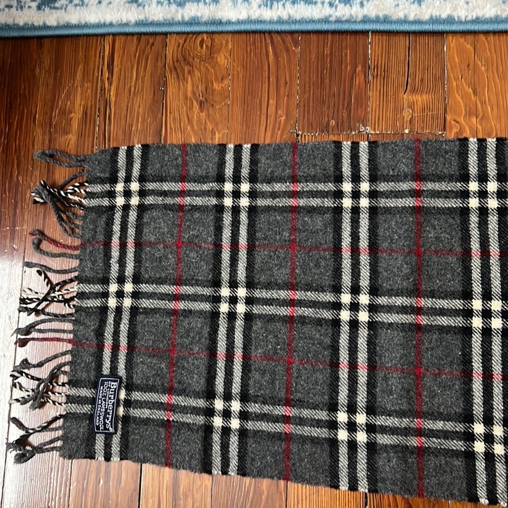 Burberry lamb wool scarf in very good condition.